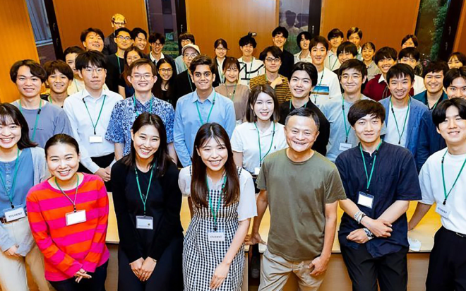 마윈(첫줄 오른쪽 세번째)이 강의를 들을 도쿄대 학생들과 함께 사진을 찍고 있다. 웨이보 캡처