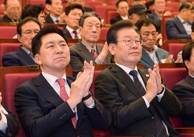김기현(왼쪽) 국민의힘 대표와 이재명 더불어민주당 대표가 지난달 22일 서울 여의도 국회도서관에서 열린 민주화추진협의회 결성 39주년 기념식에서 박수를 치고 있다. 오장환 기자