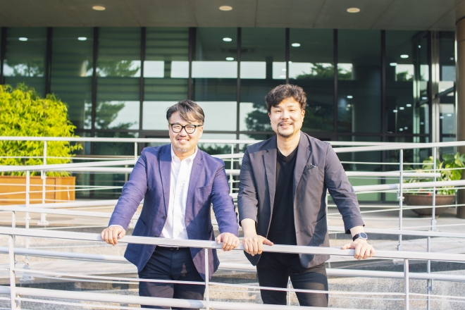 바리톤 강주원(왼쪽)과 이동환이 지난 14일 서울 서초구 예술의전당 N스튜디오 앞에서 활짝 웃고 있다. 류재민 기자