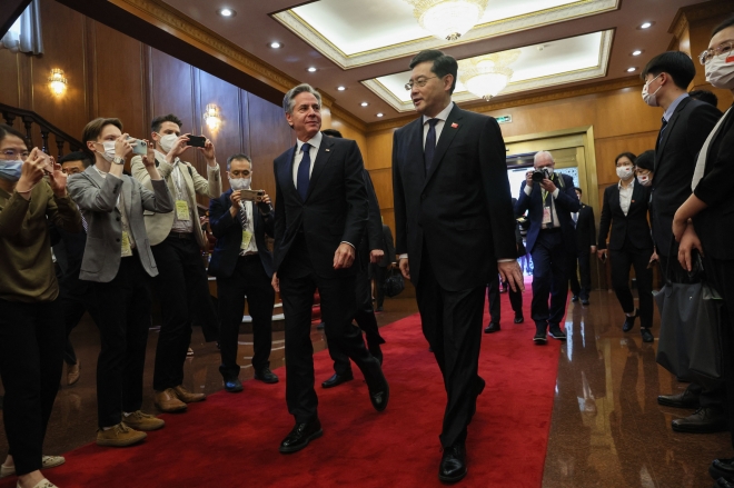 미국 국무장관으로는 5년 만에 중국을 방문한 토니 블링컨(왼쪽) 장관과 친강 중국 국무위원 겸 외교부장이 18일 베이징 댜오위타이 국빈관에서 카메라 플래시를 받으며 나란히 회담장에 들어서고 있다. 베이징 AFP 연합뉴스