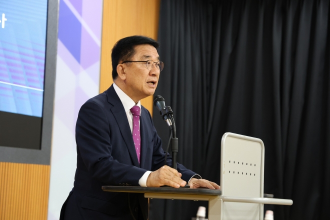 문헌일 서울 구로구청장이 지난 13일 구일고등학교 시청각실에서 주민들에게 구로차량기지 이전 사업 재추진 계획에 대해 밝히고 있다. 구로구 제공