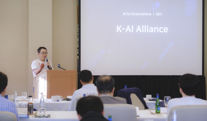 유영상 SKT 사장이 16일(현지시간) 미국 실리콘밸리에서 열린 ‘K-AI 얼라이언스 유나이트’ 행사에서 인공지능(AI) 분야 협업 방향을 발표하고 있다. SKT 제공