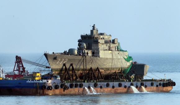 천안함 함수가 바지선에 실려 평택 제2해군함대로 떠나고 있는 모습. 서울신문DB