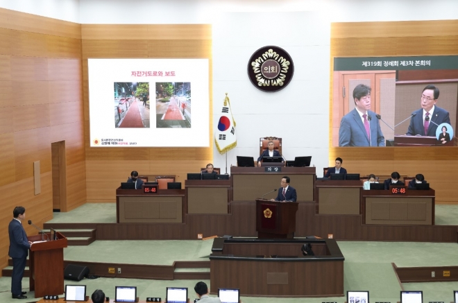 지난 14일 제319회 정례회 시정질문에서 김의승 행정 1부시장에게 질의하는 김형재 의원