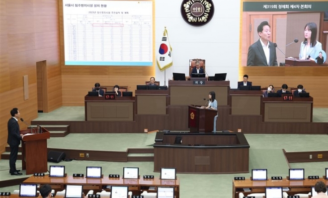 오세훈 시장에게 시정질문 중인 이소라 의원