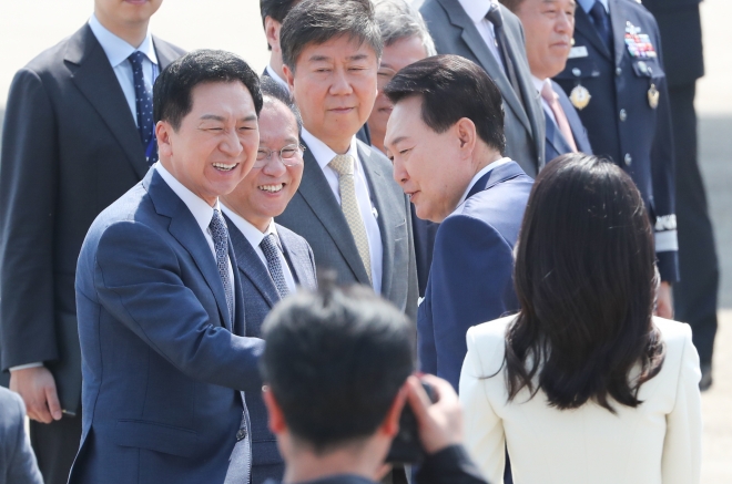 윤석열 대통령이 프랑스와 베트남 순방을 위해 19일 오전 경기 성남 서울공항에서 출국하며 김기현 국민의힘 대표, 윤재옥 원내대표 등 환송 인사들과 인사를 나누고 있다. 윤 대통령은 19일~24일 프랑스와 베트남을 방문한다. 프랑스에선 BIE 총회 참석과 한-프랑스 정상회담을, 베트남에선 한-베트남 정상회담 등의 일정을 소화할 예정이다. 2023.6.19/뉴스1