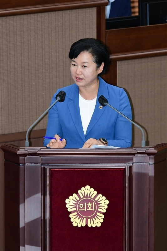 제319회 정례회 시정질문에서 발언하는 이민옥 의원