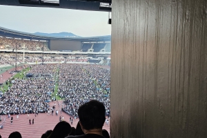 “벽만 본 일반 관객, 1열 초대권 연예인”… 브루노 마스 내한 후폭풍 [넷만세]