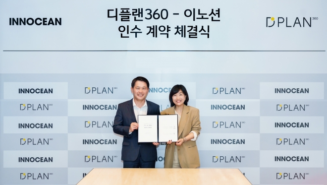 이용우(왼쪽) 이노션 대표이사와 신영희 디플랜360 대표이사가 이노션 서울 본사에서 열린 지분 인수 계약식에서 기념사진을 찍고 있다. 이노션 제공