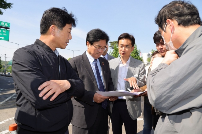 서준오 의원이 김소라·박이강 노원구의원 및 서울시, 노원구 관계자들과 공사예정지를 둘러보는 모습