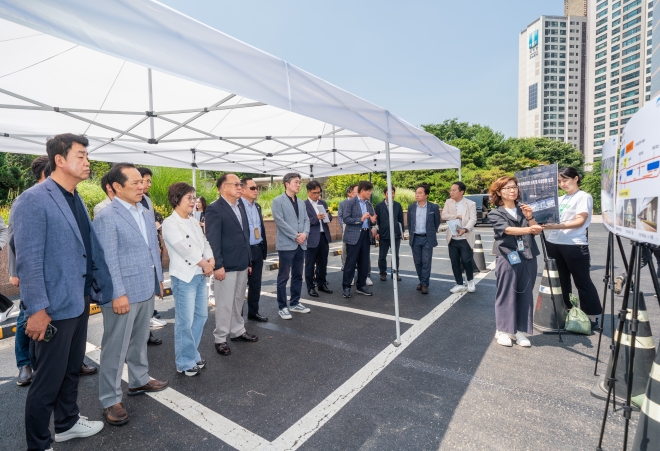 지난 16일 반포천 복개주차장을 현장 점검한 서울시의회 교통위원회(위원장 박중화)