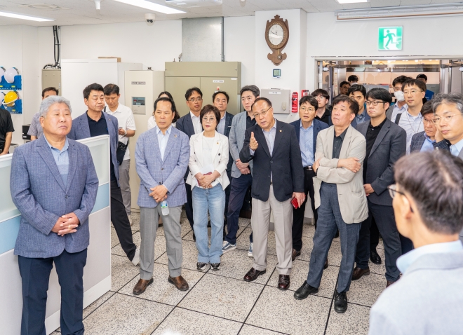 교통위원회 박 위원장과 소속 의원들은 현장 방재실 등을 점검하고 업무보고 및 질의응답 시간을 가졌다.
