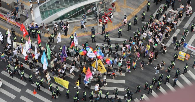 지난 17일 대구 중구 대중교통전용지구에서 대구 퀴어문화축제 행진이 진행되고 있다.  연합뉴스