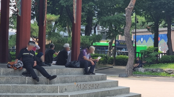 19일 서울 종로구 탑골공원 그늘에서 더위를 피해서 쉬고 있는 노인들. 김예슬 기자