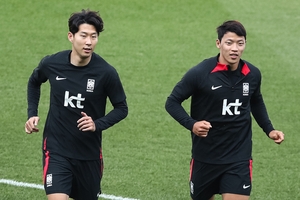 손흥민과 황희찬이 엘살바도르와의 평가전을 이틀 앞둔 18일 대전월드컵경기장에서 훈련하고 있다. 뉴스1