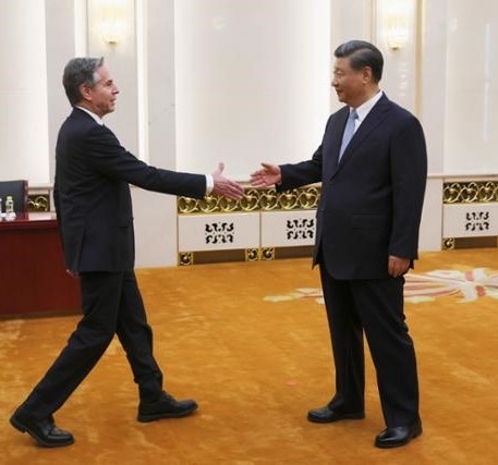 토니 블링컨(왼쪽) 미국 국무장관이 19일 베이징 인민대회당에서 시진핑 중국 국가주석과 악수를 나누고 있다. 베이징 AP 뉴시스
