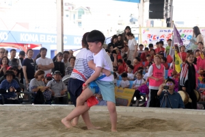 내일은 천하장사… 강릉단오제 어린이 씨름대회