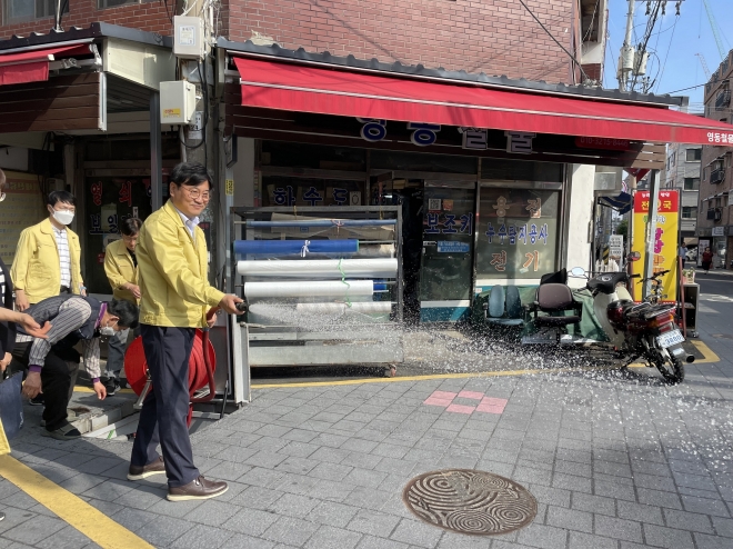 서울 중랑구가 ‘대한민국 안전대(大)전환, 집중안전점검’을 실시했다. 사진은 장미제일시장 매립형 소화전을 시험 작동하는 모습. 중랑구 제공