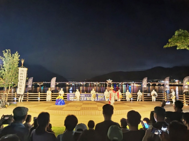 경북 안동에서 펼치지고 있는 하회별신굿탈놀이 야간 상설공연. 올해는 지난 16일 시작돼 10월까지 열린다. 안동시 제공