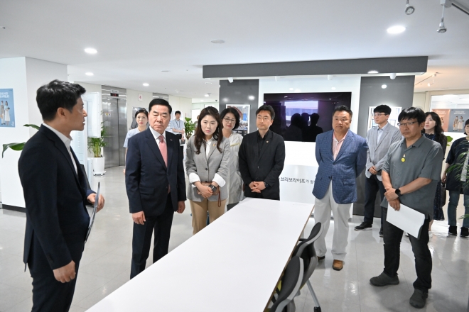 서울시 50플러스 재단을 방문해 이성수 사업운영본부장에게 설명을 듣는 서울시의회 행정자치위원회(위원장 김원태)