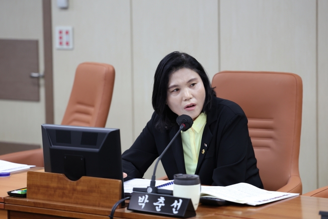 상임위 회의 중 질의 중인 박춘선 의원