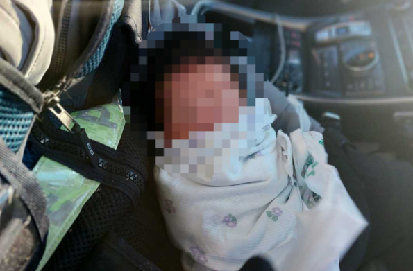 영하의 추운 날씨에 신생아를 유기한 여성에게 징역 5년을 구형했다. 사진은 발견된 아기. 강원도소방본부 제공