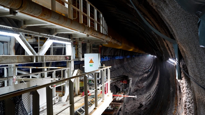 커터헤드 굴착직경 11.6m TBM(본체, 전력시설 및 각 종 유압펌프로 구성)의 경우  총길이만 148m에 달한다. 사진은 GTX-A 5공구 터널 안에 설치된 TBM이 2km까지 굴진한 모습