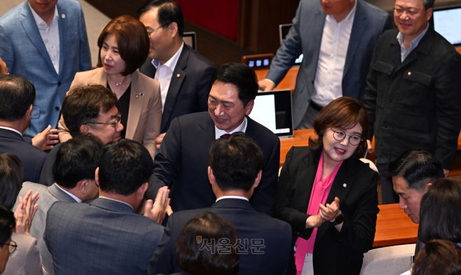 국민의힘 김기현 대표가 20일 오전 국회에서 열린 본회의에서 교섭단체 대표연설을 마친 뒤 국민의힘 의원들과 악수하고 있다. 2023.6.20 안주영전문기자