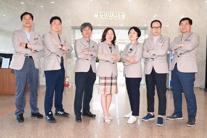 수원시 ‘새빛민원실’에서 시민에게 원스톱 서비스를 제공하는 베테랑 공무원들이 기념 촬영을 하고 있다. 수원시 제공