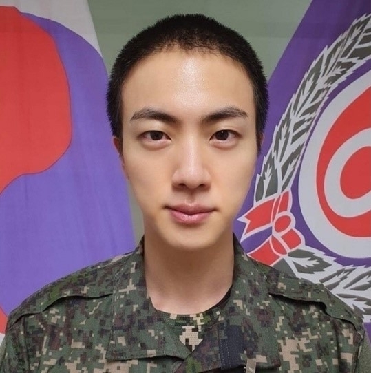 방탄소년단(BTS) 진. 육군 5사단 신병교육대 공식 카페 캡처