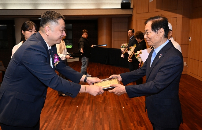 김성수 서울신문사 상무가 20일 서울 서초구 매헌윤봉길의사기념관 강당에서 열린 제50회 서울보훈대상 시상식에서 수상자들에게 상패와 꽃다발을 전달하고 있다. 2023.6.20 오장환 기자