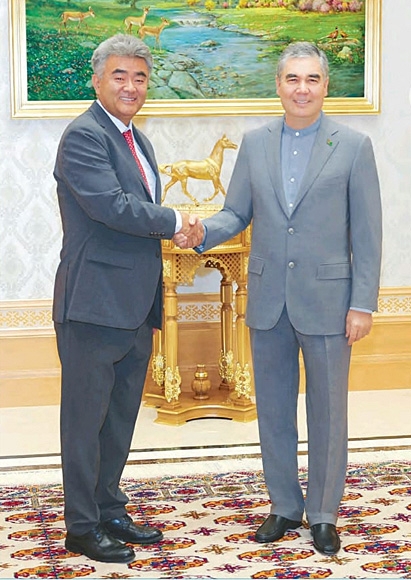 지난달 정원주(왼쪽) 대우건설 회장이 투르크메니스탄 국가최고지도자를 예방하고 있다. 대우건설 제공