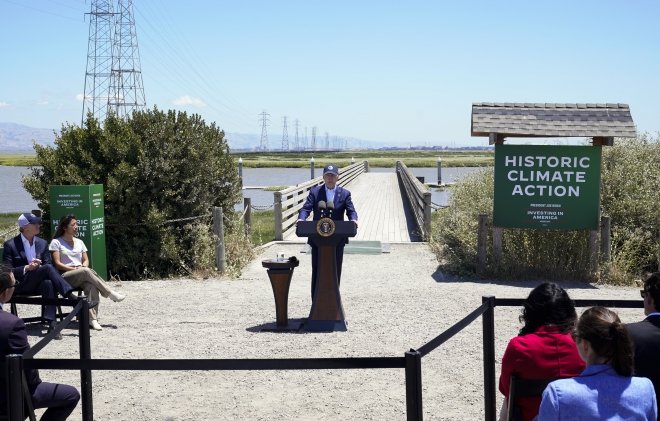 조 바이든 미국 대통령이 19일(현지시각) 미국 캘리포니아주 산타글라라 팔로 알토의 ‘루시 에반스 베이랜즈 자연 센터’ 방문 후 기후 변화와 환경 보호를 위한 정부 조치에 대해 설명하고 있다. 2023.6.19 AP 연합뉴스