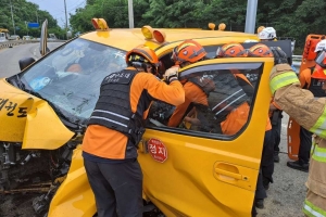 춘천 여우고개서 학원차 쾅…2명 부상