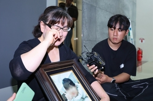 권경애 변호사의 재판 불출석으로 소송에서 진 학교폭력 피해자 유족 이기철 씨가 19일 오후 권 변호사에 대한 징계위원회가 열리는 서울 서초구 대한변호사협회 회관에서 취재진과 인터뷰하던 중 눈물을 흘리고 있다.  연합뉴스