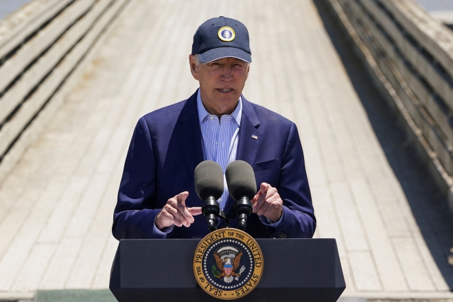 조 바이든 미국 대통령이 19일(현지시간) 미 캘리포니아주 팰로앨토에 있는 루시 에번스 베이랜드 자연보호센터에서 향후 기후변화 대응에 6억 달러를 투자하겠다는 계획을 발표하고 있다.  팰로앨토 로이터 연합뉴스