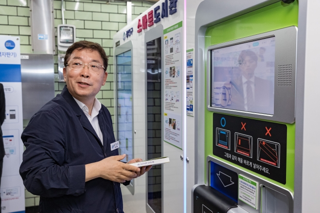 김경호 서울 광진구청장이 지난 15일 구의역 스마트도서관에서 도서를 대출·반납하고 있다. 광진구 제공