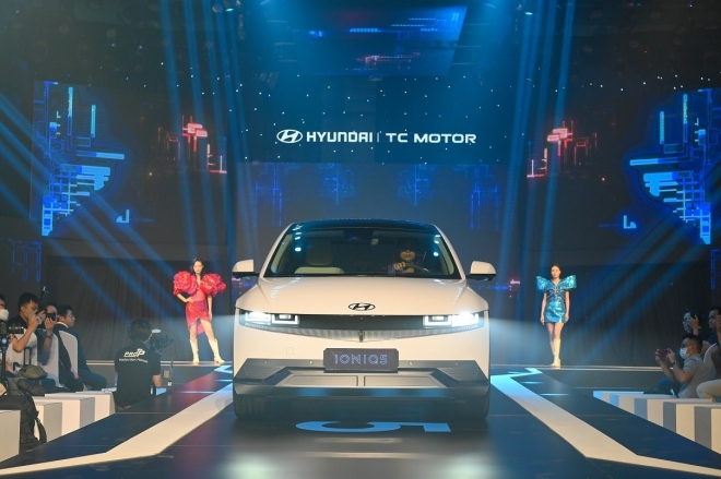 지난해 4월 베트남 현지 시장에서 현대자동차의 전용 전기차 ‘아이오닉5’가 공개되고 있다. 다음달부터 현지에서도 생산될 예정이다.  현대차 제공