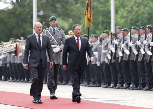 올라프 슐츠(왼족) 독일 총리와 리창 중국 총리가 20일 독일 베를린에서 환영 의장대를 사열하고 있다. 베를린 신화 연합뉴스