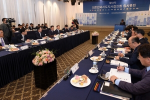 “눈엣가시 정당현수막 특혜 없애자”