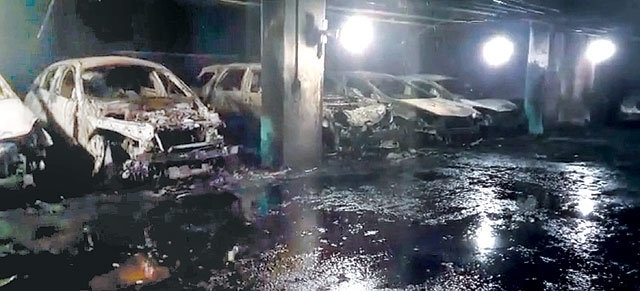 2021년 8월 벤츠 등 차량 677대가 불에 탄 불당동 아파트 지하주차장의 처참한 모습.