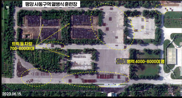 미국의 상업위성 서비스 ‘플래닛랩스’가 21일 공개한 북한 평양 미림비행장 열병식 훈련장 모습. 지난 15일 촬영한 위성사진에 다수의 병력과 차량이 보인다. RFA 제공