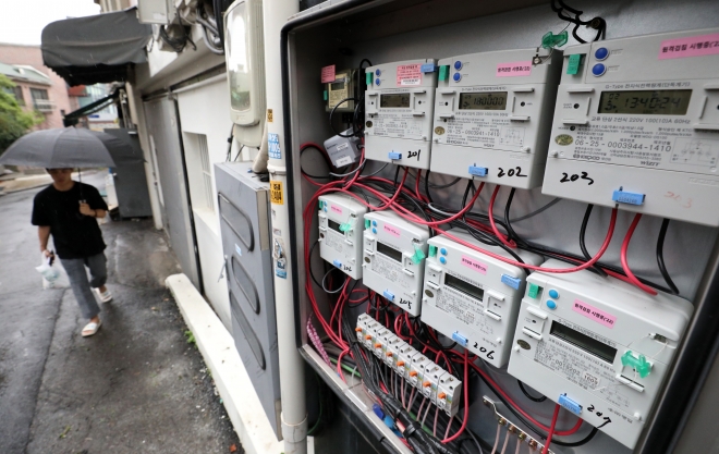 한국전력공사가 3분기 전기요금 동결 방침을 21일 발표했다. 사진은 서울 중구 주택가에 설치된 전자식 전력량계. 뉴시스
