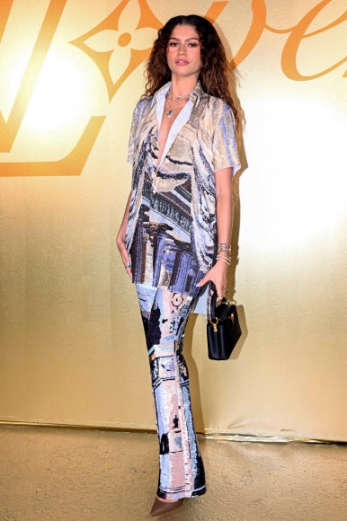 영화배우 젠데이아가 20일(현지시간) 프랑스 파리에서 열린 파리 패션 위크 중 ‘루이 비통 2024 봄/여름 맨즈 컬렉션’ 포토콜에 참석해 포즈를 취하고 있다.<br>AFP 연합뉴스