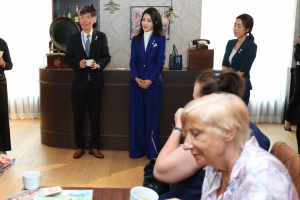 佛기자에 믹스커피 대접한 김여사… “부산은 더 뜨겁다”