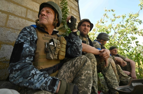 우크라이나 해병 35여단이 21일 대반격 작전을 수행하며 러시아에 뺏겼던 스토로제베 마을을 수복한 뒤 휴식을 취하고 있다. 도네츠크  AFP 연합뉴스