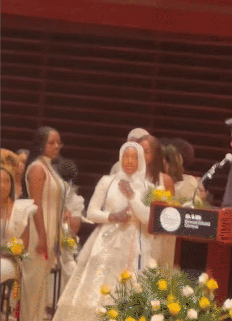하프사 압둘 라만이 졸업식장에서 이른바 ‘그리디’ 춤을 추면서 졸업장을 받으려 입장하는 모습. Renee Hadiyah Reid 인스타그램 캡처