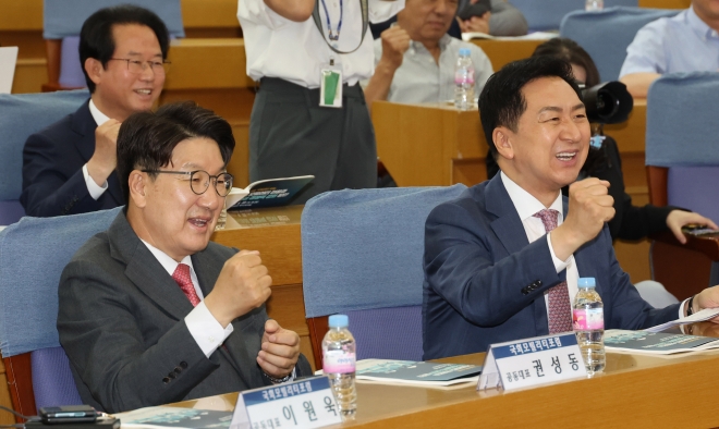 김기현(오른쪽) 국민의힘 대표와 권성동 의원이 22일 미래 모빌리티 경쟁력 강화를 주제로 국회에서 열린 제6차 국회모빌리티 포럼에 참석해 주먹을 쥐어 보이고 있다. 연합뉴스