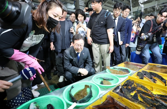 주문진 간 이재명 “오염수 실질 조치 있어야”