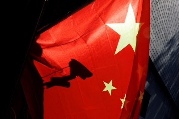 중국 오성홍기에 가려진 감시 카메라. 로이터 연합뉴스